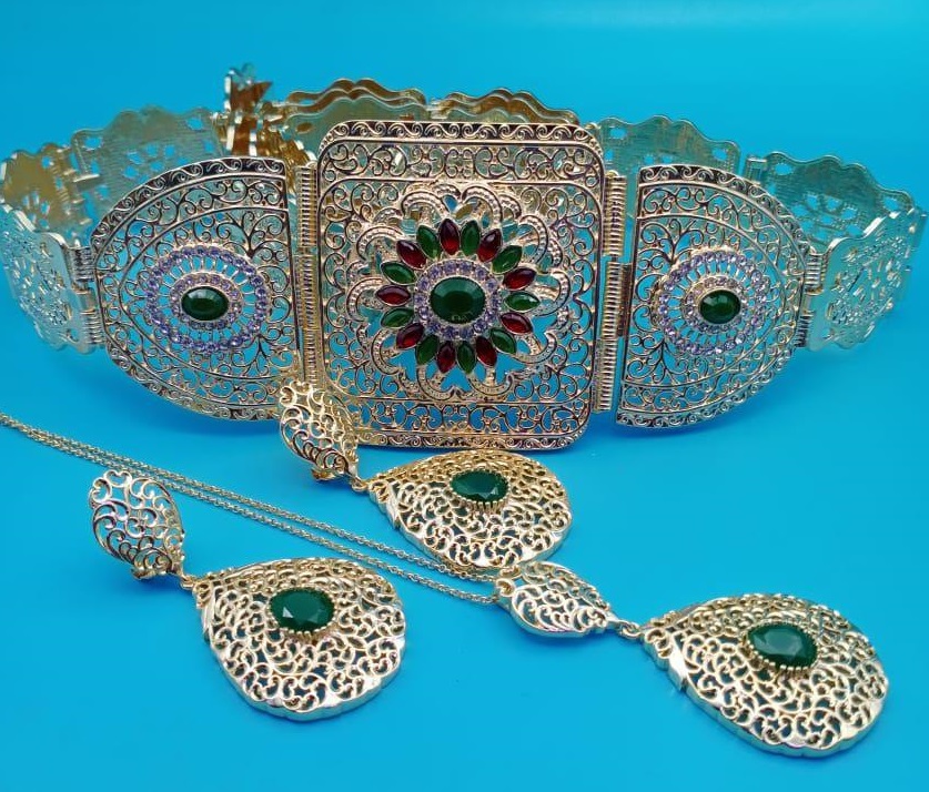 مجوهرات بلاكيور مضمة مع حلقات وسنسلة للعنق